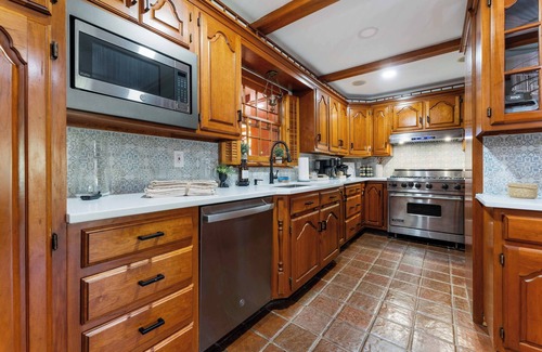 Lake Ariel House | Luxe 6acre Estate: Pool, Pickleball, HotTub, Games, MiniGolf, Playground & More!