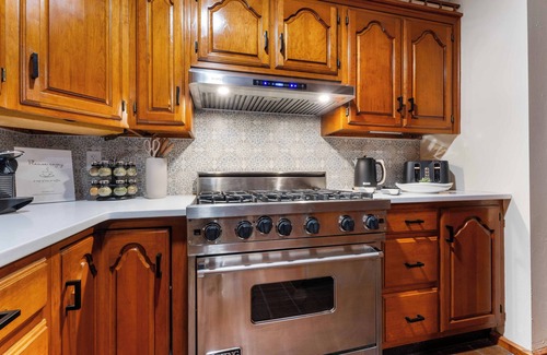 Lake Ariel House | Luxe 6acre Estate: Pool, Pickleball, HotTub, Games, MiniGolf, Playground & More!