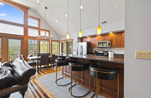 Lincoln House | 🏔 Luxe 7BR Mountain Lodge | ⛷ Walk to Loon | ♨️ Hot Tub | 🎮 Arcade & Games | 🔥 Fire Pits