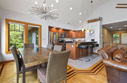 Lincoln House | 🏔 Luxe 7BR Mountain Lodge | ⛷ Walk to Loon | ♨️ Hot Tub | 🎮 Arcade & Games | 🔥 Fire Pits