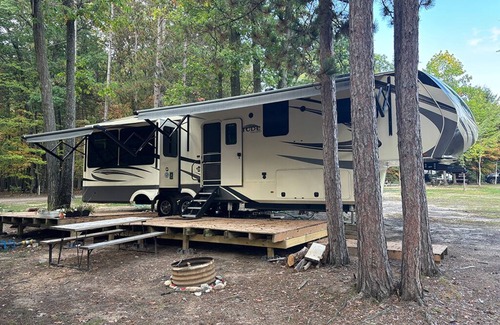 Higgins Lake House | Luxe All-Season Solitude 5th Wheel at Northern Nights Campground, Higgins Lake