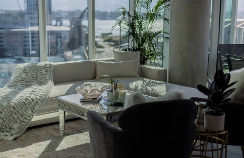 East Village Apartment | LUXE Apartment- Downtown BallPark Area- sleeps 6