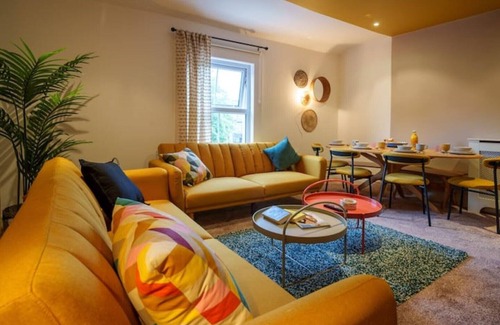 Harrogate City Centre Apartment | Luxe Apartment With Super King Beds in Central Harrogate