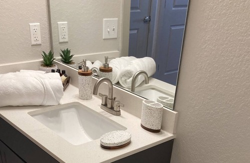 East Ybor Apartment | Luxe - Apt in Ybor City -Tampa Bay/ FREE PARKING +WIFI