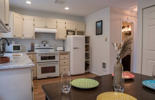 Downtown Leavenworth House | Luxe Bavarian Retreat: in Town w/Hot Tub!