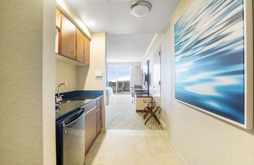 Sunny Isles Beach Hotel | Luxe Beachfront Resort, Top Location & Amenities