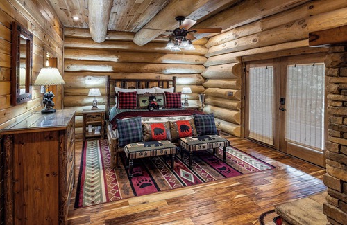Gatlinburg - Pigeon Forge Cabin | Luxe Bear Lodge 2.0 Gatlinburg 15 Min 30 Guests 8 King Bedroom Suites 10 Baths