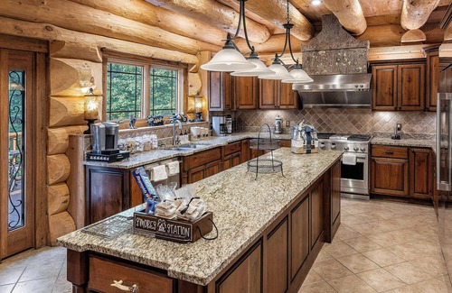 Gatlinburg - Pigeon Forge Cabin | Luxe Bear Lodge 2.0 Gatlinburg 15 Min 30 Guests 8 King Bedroom Suites 10 Baths