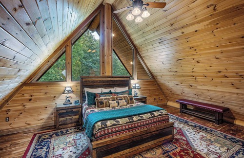 Gatlinburg - Pigeon Forge Cabin | Luxe Bear Lodge 2.0 Gatlinburg 15 Min 30 Guests 8 King Bedroom Suites 10 Baths