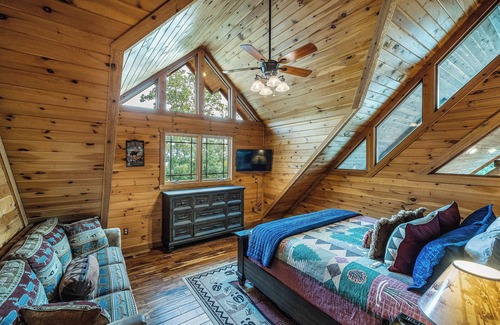 Gatlinburg - Pigeon Forge Cabin | Luxe Bear Lodge 2.0 Gatlinburg 15 Min 30 Guests 8 King Bedroom Suites 10 Baths