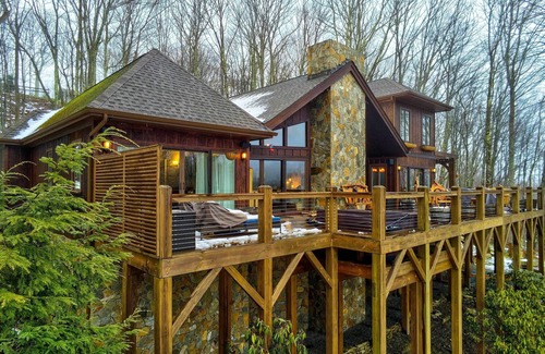 Beech Mountain Cabin | Luxe Beech Mtn Cabin w/Hot Tub: 2 Mi to Skiing!