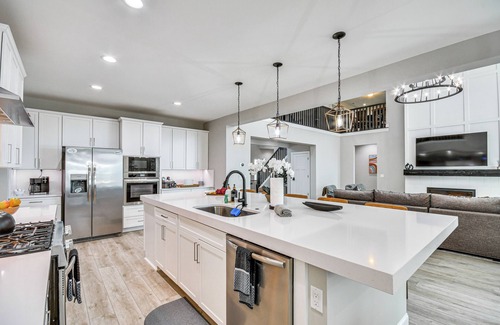 Black Mountain House | Luxe Black Mountain Manor on 15 Acres!