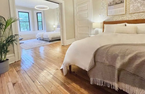 Bloomfield Apartment | Luxe Bloomfield Apt ❈ UPMC/Pitt/CMU ❈ Free Parking