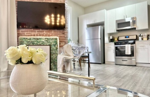 Bloomfield Apartment | Luxe Bloomfield Apt | Free Parking | UPMC/Pitt/CMU