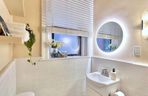 Bloomfield Apartment | Luxe Bloomfield Apt | Central | Free Parking
