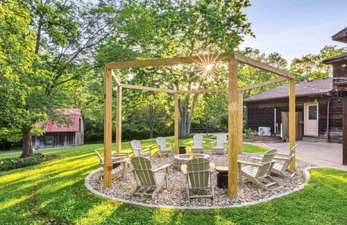 Versailles House | Luxe Bourbon Trl~Game Rm~Golf Sim~Hot Tub~Fire Pit