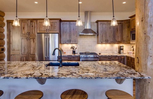 Breckenridge Park Estates Cabin | Luxe Breck Log Cabin w/Hot Tub, Bar & Views!