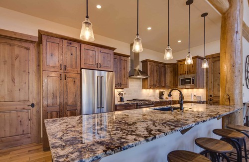 Breckenridge Park Estates Cabin | Luxe Breck Log Cabin w/Hot Tub, Bar & Views!