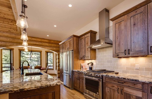 Breckenridge Park Estates Cabin | Luxe Breck Log Cabin w/Hot Tub, Bar & Views!