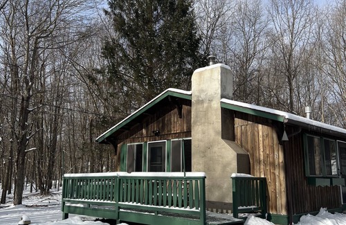 Albrightsville Cabin | Luxe Cabin, 5 minutes to Lake & Pool 2Bed2Bath, Pet friendly +Resort Amenities