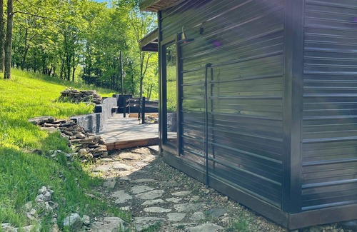 Pleasant Shade Cabin | Luxe Cabin Hot Tub Outdoor Movie Screen Mountains - FREE Brunch in Bed!