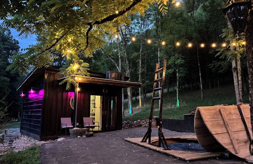 Pleasant Shade Cabin | Luxe Cabin Hot Tub Outdoor Movie Screen Mountains - FREE Brunch in Bed!