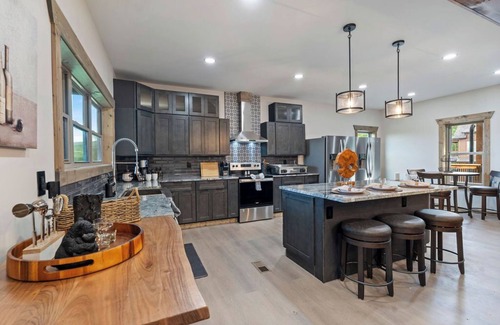 Gatlinburg - Pigeon Forge Cabin | Luxe Cabin in Great Location Sleeps 20 Indoor Pool + Hot Tub + Sauna + Views