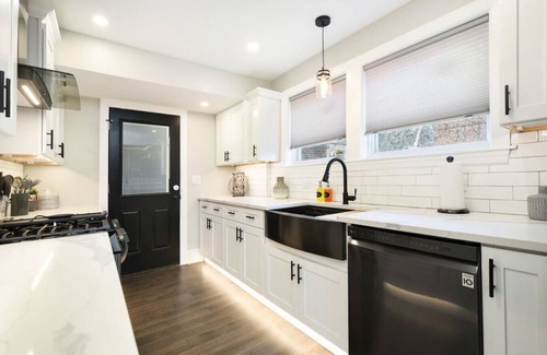 Pittsburgh Apartment | Luxe Campus Retreat – Sauna, Theater, Park & Walk