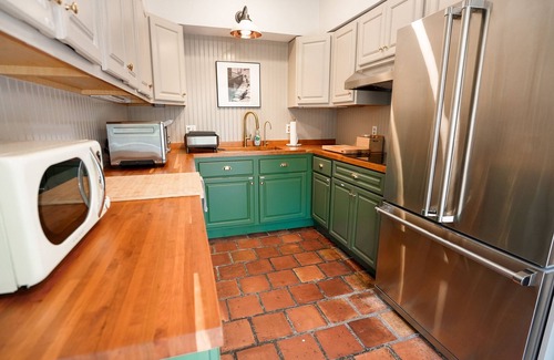 Brewster House | Luxe Cape Cod Farmhouse. Walk to Ellis Landing Beach!