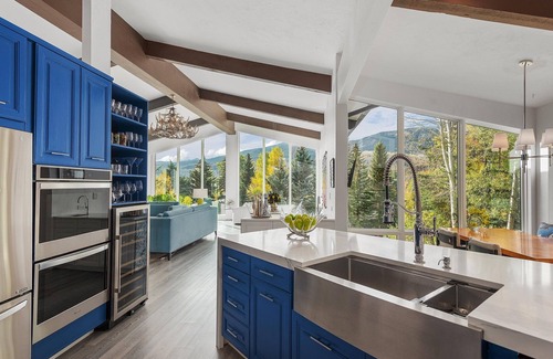 Snowmass Village House | Luxe Chalet: Jaw-Dropping Views & End of Driveway Shuttle to Mountain!