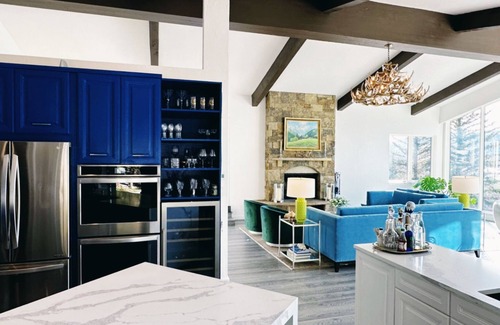 Snowmass Village House | Luxe Chalet: Jaw-Dropping Views & End of Driveway Shuttle to Mountain!