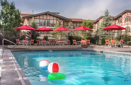 Midway Condo | Luxe Chalet - Sleeps 15