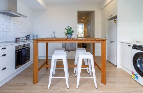 Christchurch House | Luxe City Stay Sleeps 7 with Free Car Park