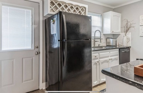 Baton Rouge Condo | Luxe condo 2 bedr 2 en-suite baths. Coffee, tea, smoothie station.Near Mall LSU