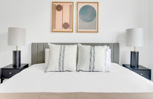 Congress Park Apartment | Luxe Congress Park 1BR w/ Gym & Pool, near shops & dining, by Blueground