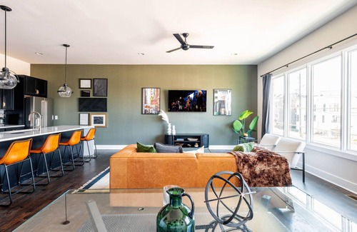 The Gulch House | LUXE-Cowboy Country-Private Rooftop with Hot Tub!