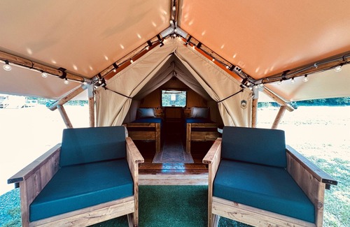 Newport RV Rental | Luxe Creekside Safari Tent|Firepit|HVAC|Spa Bath