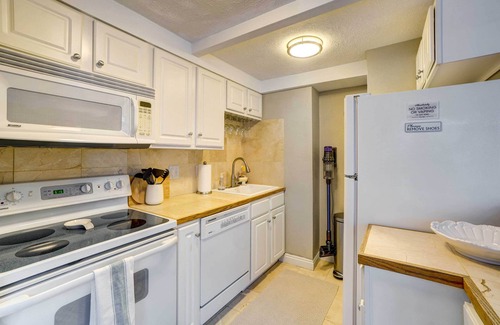 Cherry Creek Condo | Luxe Denver Condo w/Community Patio & Grill