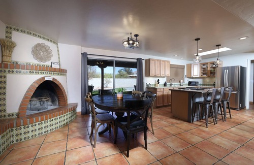 Casas Adobes House | Luxe Desert Escape: 15Min to Downtown ~ Pool ~ Spa ~ BBQ ~ Amazing desert views!