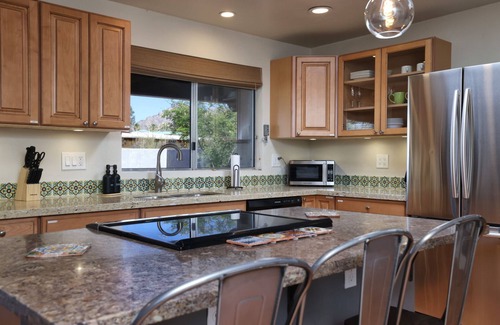 Casas Adobes House | Luxe Desert Escape: 15Min to Downtown ~ Pool ~ Spa ~ BBQ ~ Amazing desert views!