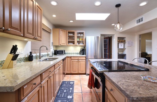 Casas Adobes House | Luxe Desert Escape: 15Min to Downtown ~ Pool ~ Spa ~ BBQ ~ Amazing desert views!