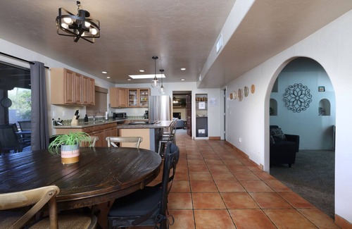 Casas Adobes House | Luxe Desert Escape: 15Min to Downtown ~ Pool ~ Spa ~ BBQ ~ Amazing desert views!