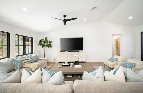 Desert Club Estates House | Luxe Designer Home, Pool/ Spa, Pool Table, eBikes, EV Charger, min 30 night stay