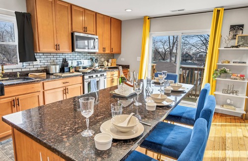 Chicago House | Luxe Duplex - Private Gym -Huge Yard -King Beds Garage Parking-EV Charger- Crib