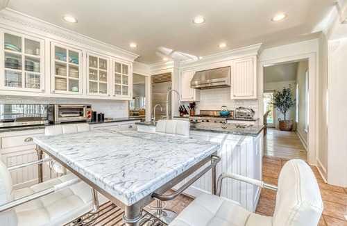 East Hampton House | LUXE Fam Friendly 5 Bed Pool + Playground + Firepit + All Beach Gear + BBQ