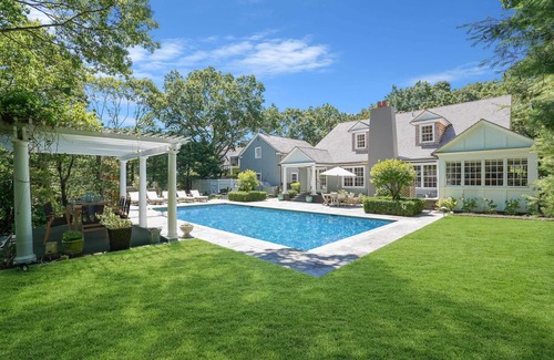 East Hampton House | LUXE Fam Friendly 5 Bed Pool + Playground + Firepit + All Beach Gear + BBQ