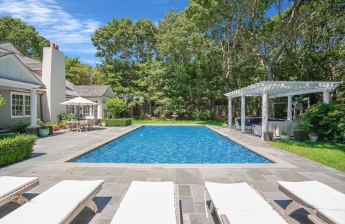 East Hampton House | LUXE Fam Friendly 5 Bed Pool + Playground + Firepit + All Beach Gear + BBQ