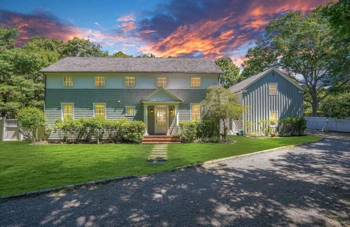 East Hampton House | LUXE Fam Friendly 5 Bed Pool + Playground + Firepit + All Beach Gear + BBQ