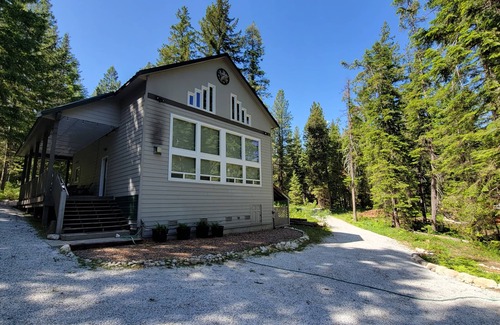 Ardenvoir House | Luxe family and pet friendly chalet in private, forested setting