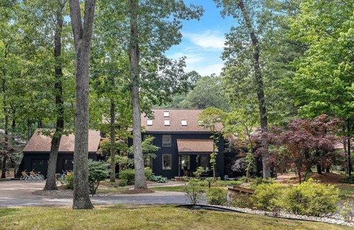 Stevensville House | Luxe Family Retreat Heated Pool, Hot Tub, Near Beach Perfect Year Round Space